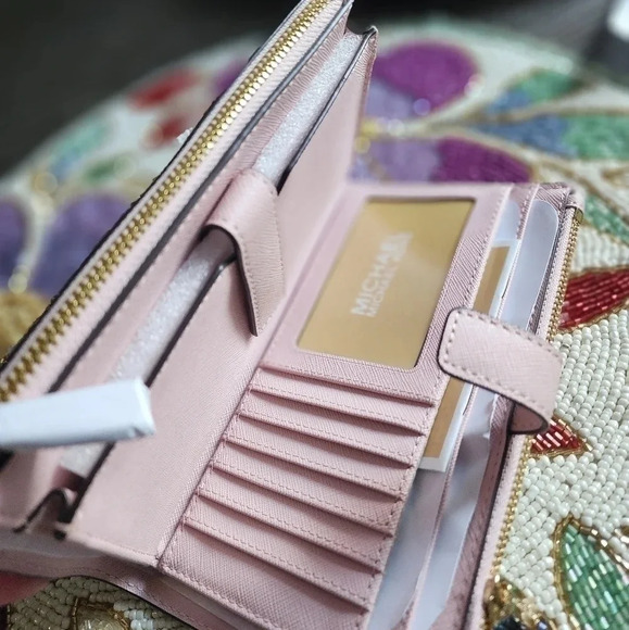 Michael Kors wallet🩷✨️ - Picture 5 of 8